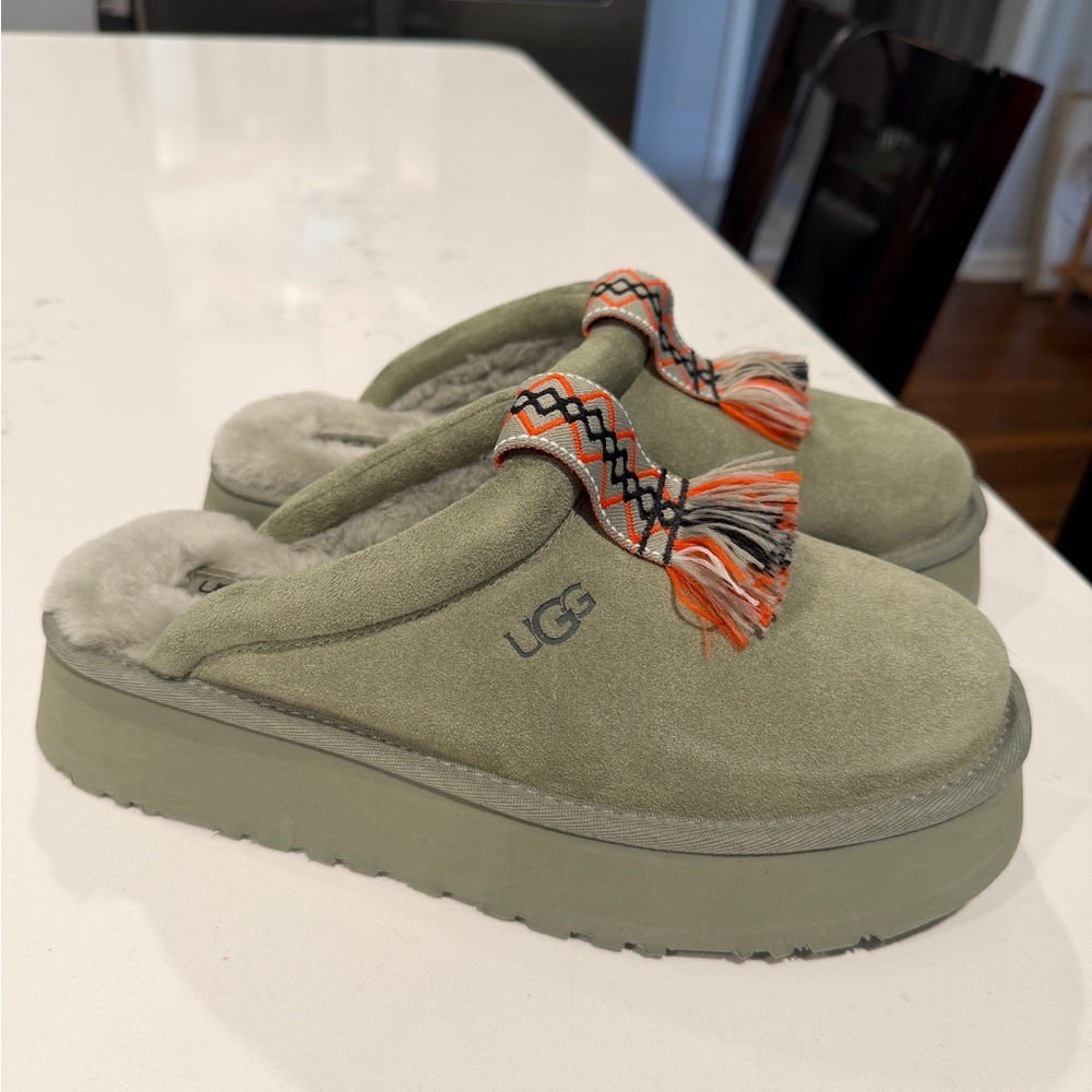 New! UGGS! - Picture 3 of 16